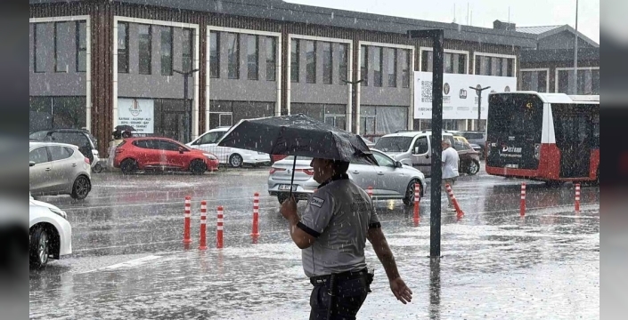 Düzce'de sağanak yağış, cadde ve sokakları etkisi altına aldı