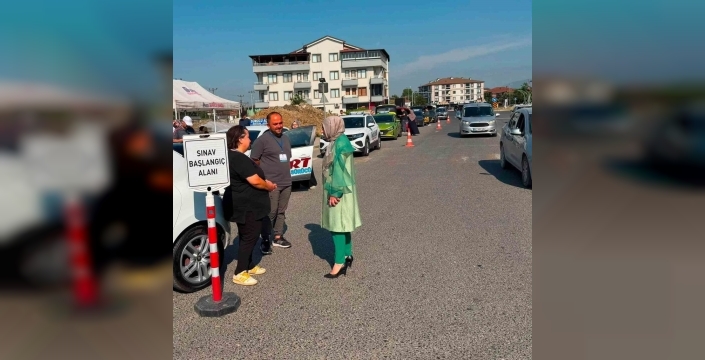 Düzce'de sürücü adayları direksiyon sınavında ter döktü