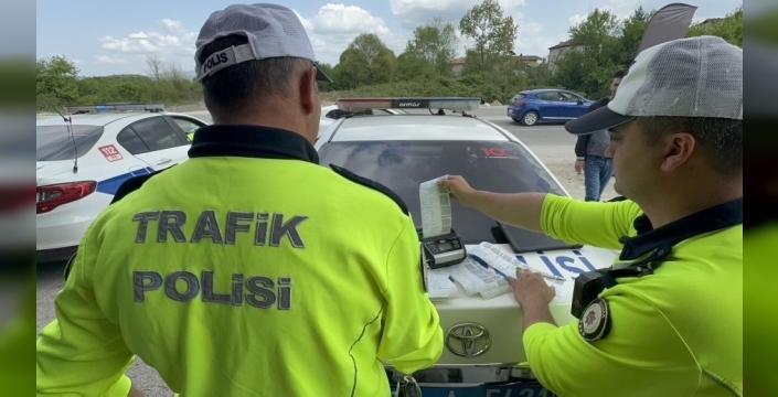 Düzce'de trafik denetimlerinde 903 sürücüye ceza kesildi