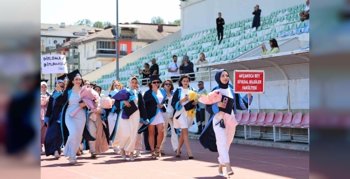 Düzce Üniversitesi mezunları, keplerini gökyüzüne fırlatarak yeni bir başlangıç yaptı