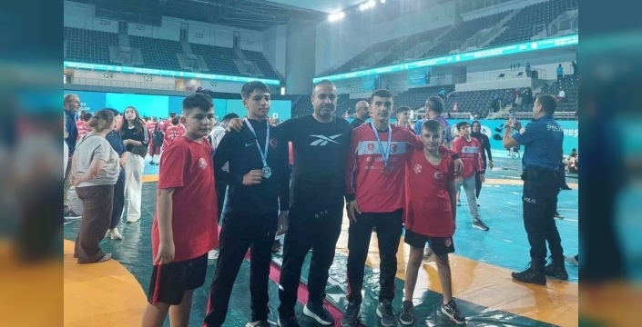 Düzceli güreşçiler, Türkiye Şampiyonası'nda gümüş madalyaları topladı