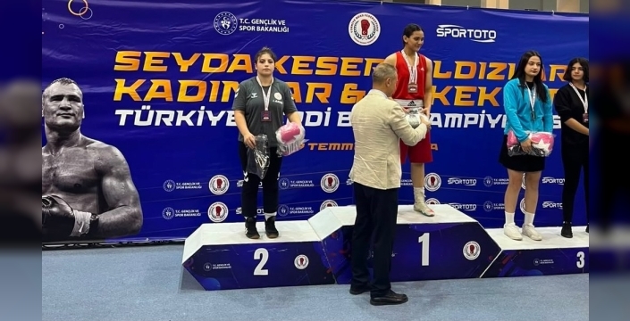 Ecrin, Türkiye yıldızlar boks şampiyonasında gümüş madalyanın sahibi oldu
