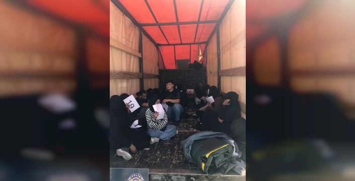 Edirne'de kapalı kasa kamyonette 20 düzensiz göçmen yakalandı