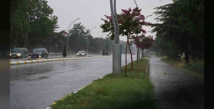 Edirne'de sağanak yağış yolları göle çevirdi, sıcaklara son verdi