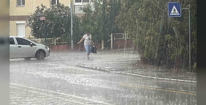 Edirne'yi vuran sağanak hayatı felç etti, vatandaşlar sığınacak yer aradı!