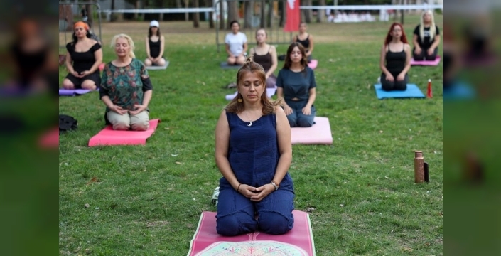 Efeler'de doğayla iç içe yoga keyfi: Başkan Yetişkin de vatandaşlarla buluştu