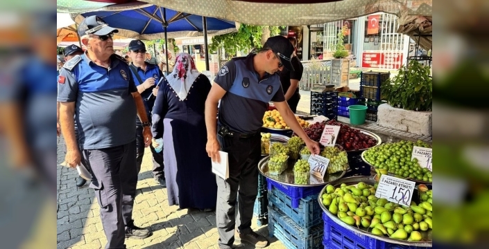 Efeler'deki pazarlarda fiyat etiketi denetimi yapıldı