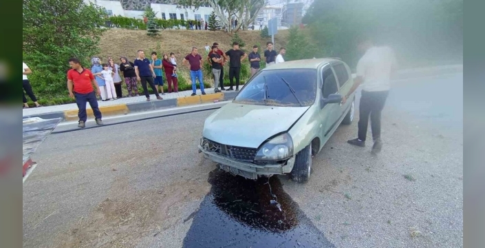 Eğirdir'de otomobil kamyonete çarptı, 2 kişi yaralandı
