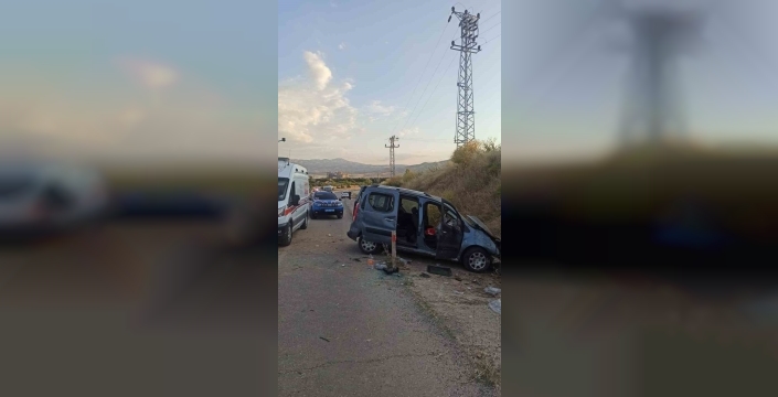 Elazığ-Bingöl yolunda yürekleri ağza getiren kaza: 4 kişi yaralandı