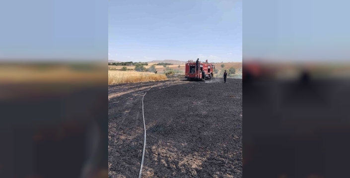 Elazığ'da arazide başlayan yangın, ekiplerin titiz çalışmasıyla kontrol altına alındı