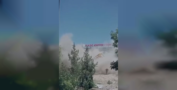 Elazığ'da bina yıkımı faciaya döndü: Operatör son anda böyle kurtuldu!