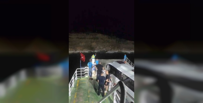 Elazığ'da fırtına yolcuları korkuttu: Feribot iskeleye tutunamadı!