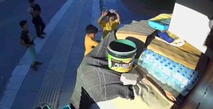 Elazığ'da 'güven'in sembolü oldular: Boş kovaya para bırakıp kameraya el sallayan çocuklar o anları anlattı