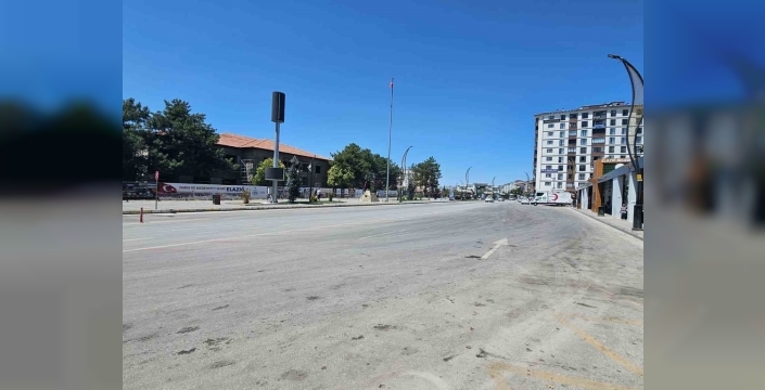 Elazığ'da kavurucu sıcaklar sokakları boş bıraktı
