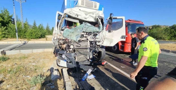 Elazığ'da nefes kesen kurtarma operasyonu: Sıkışan sürücü için ekipler zamana karşı yarıştı