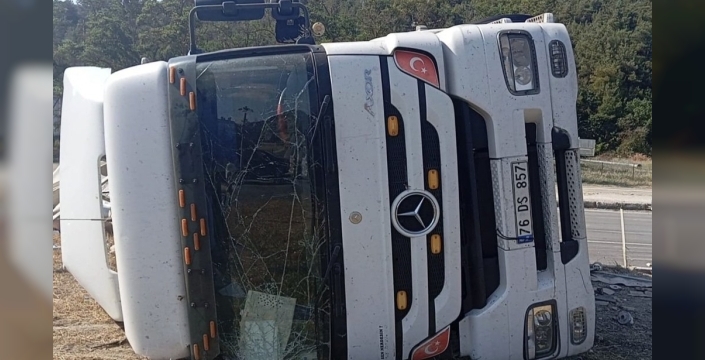 Elektronik eşya yüklü tır Amasya'da devrildi, sürücü şans eseri kurtuldu