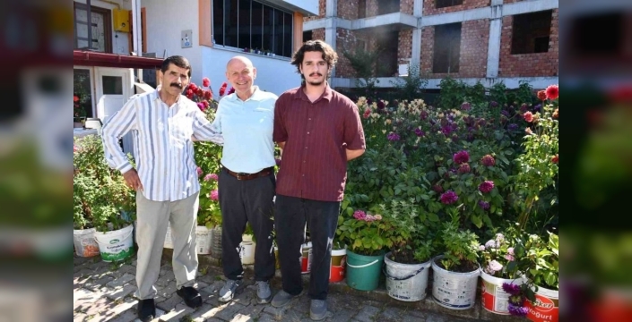 Emeklilik hayali rengarenk bir bahçeye dönüştü: 100'den fazla çiçek türüyle mahalle adeta cennet oldu