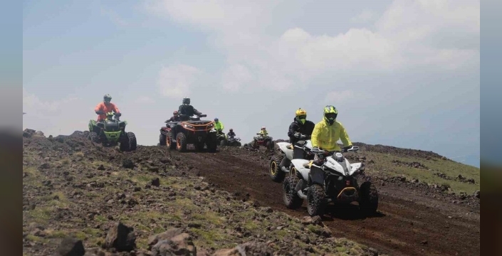 Enduro şampiyonası finali Tendürek'te 'Terörsüz Türkiye' pankartıyla başladı