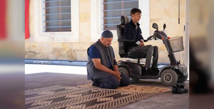 Engelleri Aşan İman: Akülü Sandalyeyle Camiye Giden Gençten Derin Mesaj