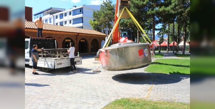 Erbaa'da dev kazan festival için iş makinesiyle taşındı: 100 bin 60 dolma pişecek!