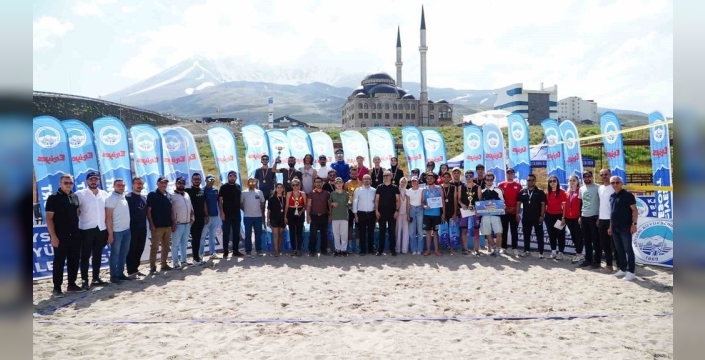 Erciyes'in zirvesinde plaj voleybolu rüzgarı esti: 2200 metrede heyecan dorukta