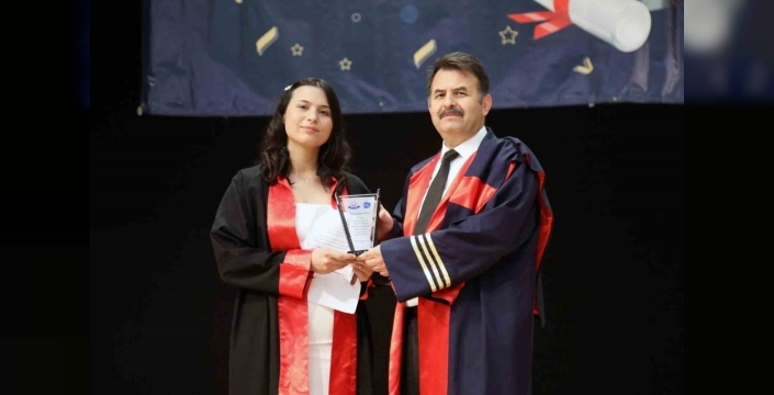 Erciyes Üniversitesi Eğitim Fakültesi yeni mezunlarını uğurladı