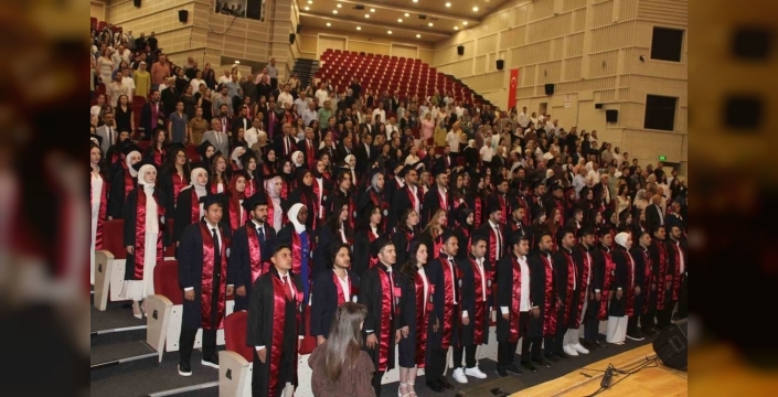 Erciyes Üniversitesi'nde genç eczacılar mezuniyet sevincini paylaştı