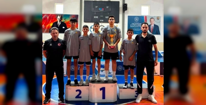 Erzincan, ANALİG badmintonda kız ve erkeklerde grup birincisi oldu