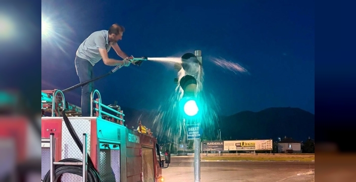 Erzincan caddelerinde görüş mesafesini artıracak temizlik operasyonu