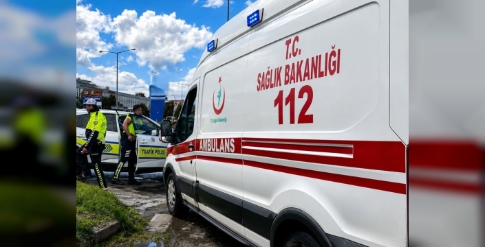 Erzincan-Erzurum karayolunda minibüs devrildi: 15 yaralı