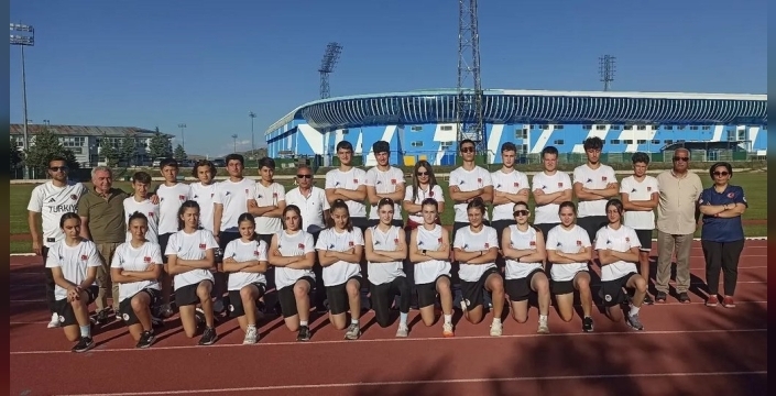 Erzurum buz pistinde 'kış olimpiyatları' provası: Short track sporcuları yeni sezona hazır