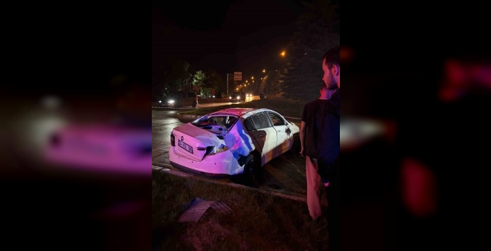 Erzurum'da kontrolden çıkan otomobil refüje çıkarak takla attı: 3 yaralı