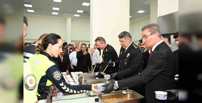 Erzurum Valisi Aydın Baruş, emniyet personeline aşure ikram etti