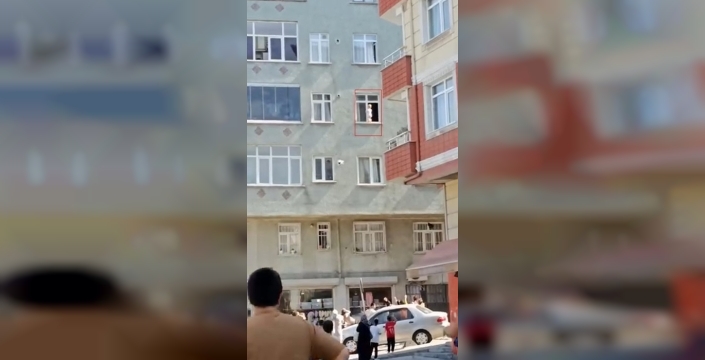 Esenler'de yürekler ağza geldi: 3. kattan pencerede bebek dehşeti!