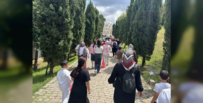 Esenyurt'ta aileler, 15 Temmuz şehitlerine vefa gösterdi