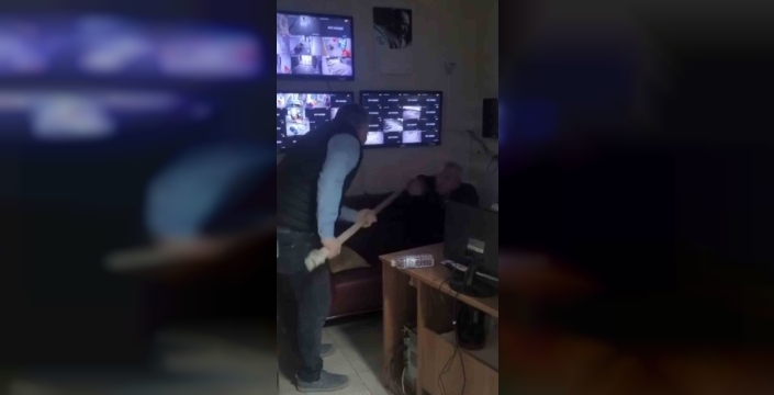 Eski hastane müdüründen güvenlik görevlisine sopalı 'şaka': Yeni görüntüler şoke etti