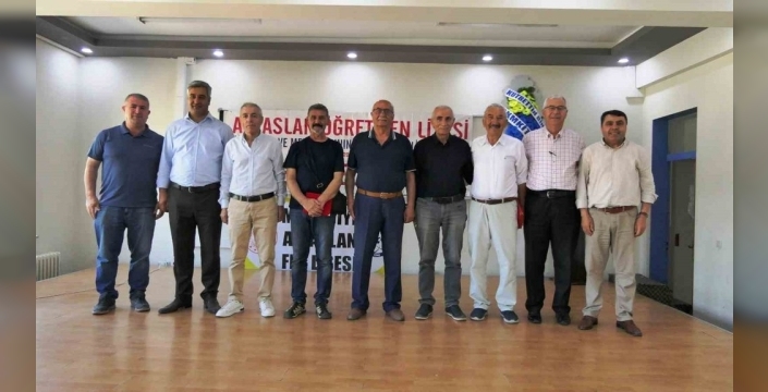 Eski Mezunlar Yıllar Sonra Muradiye'de Buluştu: Hatıralar Canlandı