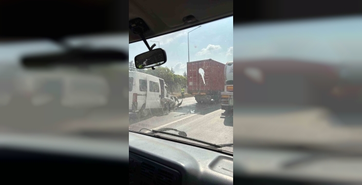 Eskişehir çevre yolunda şok kaza: Minibüs tıra arkadan daldı, sürücü kurtarılamadı