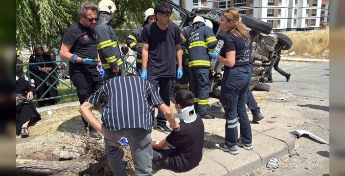 Eskişehir'de dolmuş dehşeti: Manevra yapan otomobile çarptı, 8 kişi yaralandı!