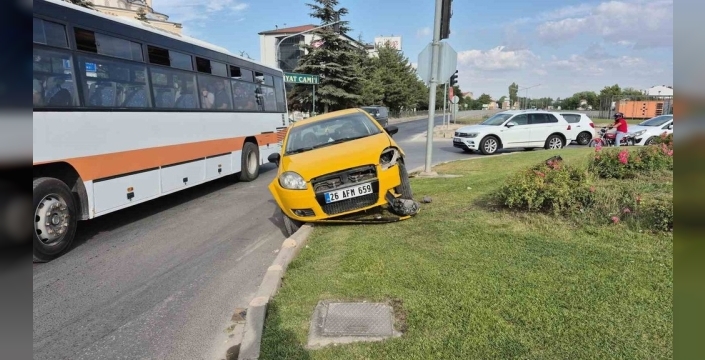 Eskişehir'de kaza: Otomobil refüje çıktı