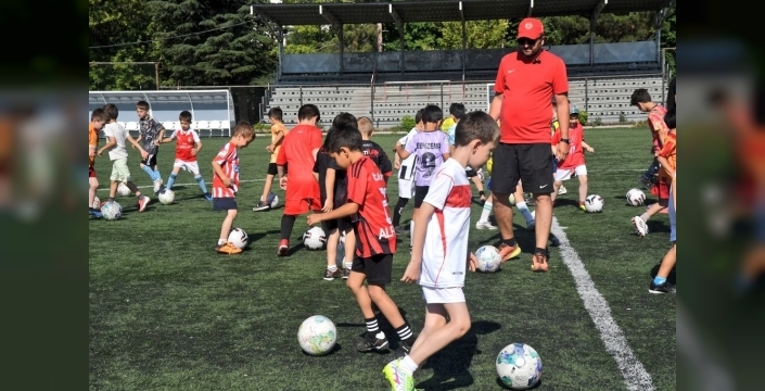 Eskişehir'de minik kramponlar sahada şov yapıyor: GSB Spor Okulları'nda futbol ateşi sönmüyor