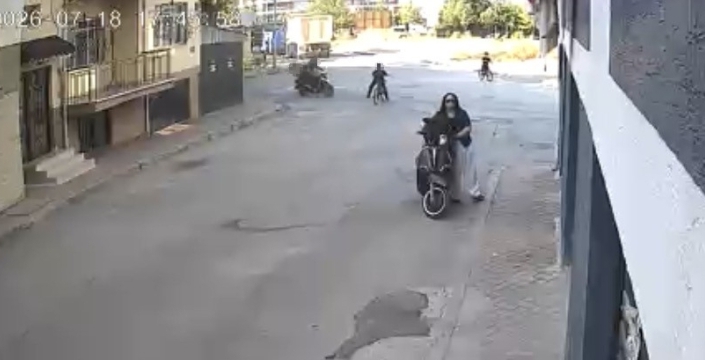 Eskişehir'de motosikletin çarptığı çocuk yaralandı, kaza anı güvenlik kamerasında