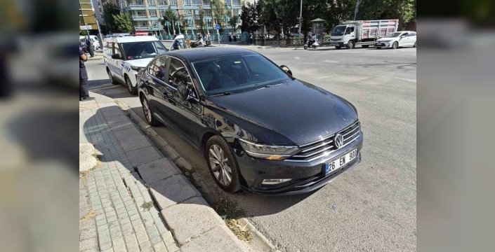 Eskişehir'de motosikletli trafik zabıtası otomobille çarpıştı, yaralandı
