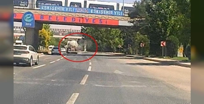 Eskişehir'de seyir halindeki tankerin lastiği bomba gibi patladı, o anlar kamerada!