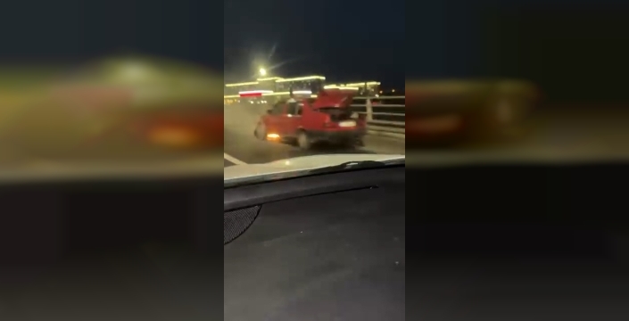 Eskişehir'de Tofaş marka otomobil köprüde alev aldı