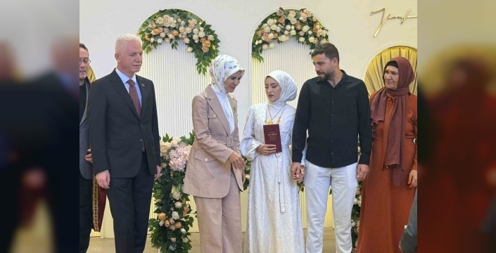Evlilik kredisiyle yuva kuran ilk 100 bin çiftten biri Bakan Göktaş'ın şahitliğinde dünyaevine girdi