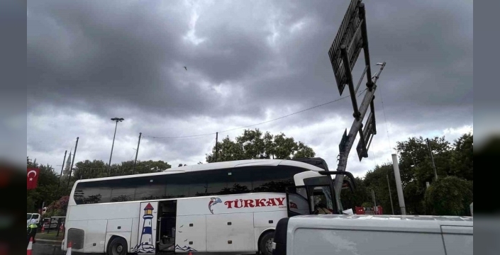 Eyüpsultan'da feci kaza: Yolcu otobüsü 30 kişiyi yaraladı