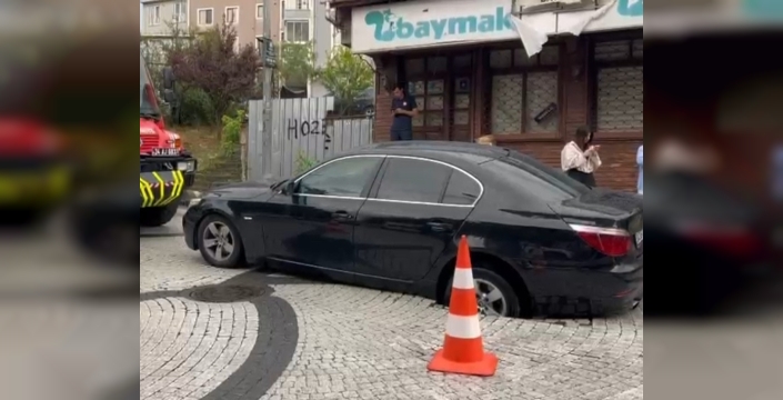 Eyüpsultan'da otomobil çökme tehlikesiyle karşılaştı