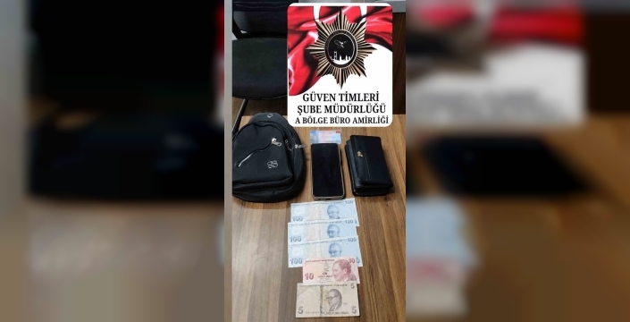 Fatih'te bankta oturan vatandaşı hedef alan çanta hırsızı güvenlik kamerasında!