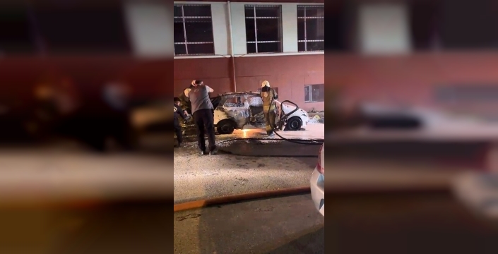Fatih'te dehşet: 42 sabıkalı sabıkalı genç, park halindeki otomobili ateşe verdi!